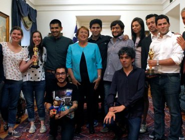 Ganadores del Óscar por “Historia de un Oso” fueron recibidos en La Moneda.