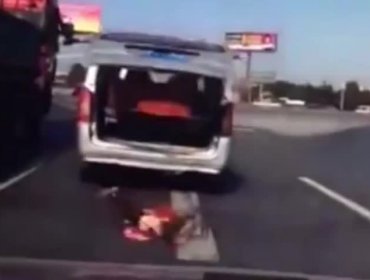 ¡Increíble! Niño cae desde auto en movimiento y nadie se percata