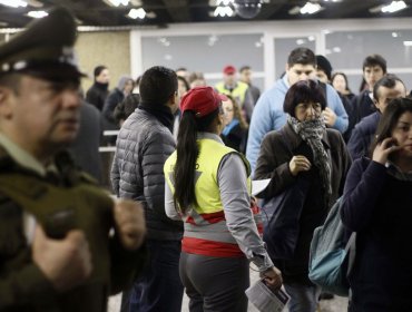 Usuarios del Metro protestaron por el alza del pasaje.