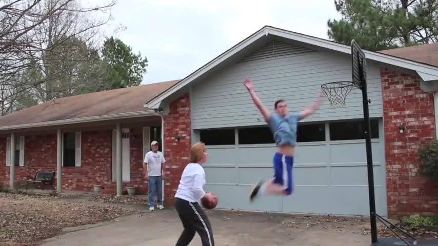 Abuela da lección a su nieto en partido de básquetbol