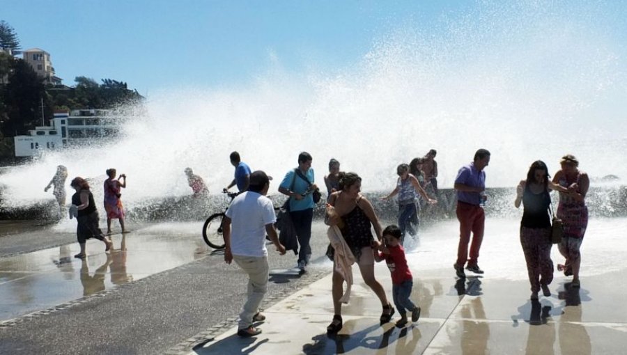 Marejadas "anormales"obligan a cerrar sectores costeros riesgosos en Viña y Valpo.