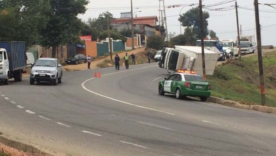 Volcamiento de camión obligó a cerrar importante arteria en Viña del Mar.