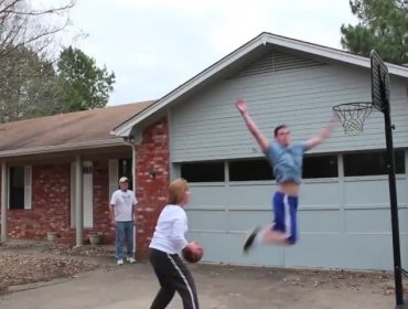 Abuela da lección a su nieto en partido de básquetbol