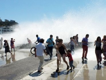 Marejadas "anormales"obligan a cerrar sectores costeros riesgosos en Viña y Valpo.