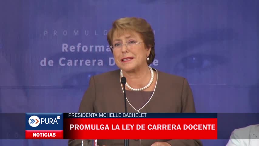 La Presidenta Michelle Bachelet promulga la Ley de Carrera Docente.