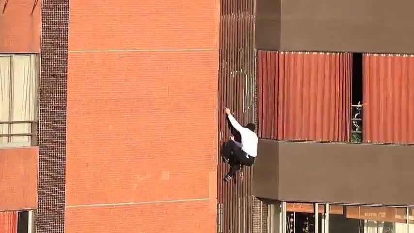 Hombre desafía la ley de gravedad escalando edificio en pleno Providencia