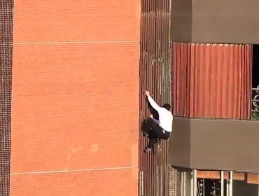 Hombre desafía la ley de gravedad escalando edificio en pleno Providencia