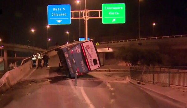 Impresionante volcamiento de bus del Transantiago en Vitacura