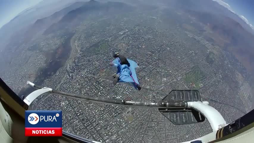 Deportista extremo saltó desde un helicóptero y rodeó el Costanera Center