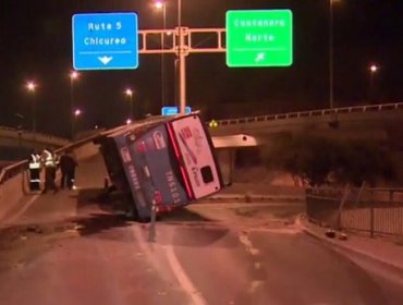 Impresionante volcamiento de bus del Transantiago en Vitacura