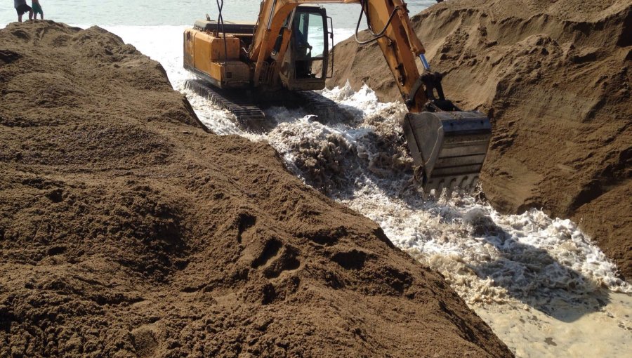 Fuertes marejadas inundaron estero de Laguna Verde en Valparaíso