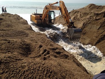 Fuertes marejadas inundaron estero de Laguna Verde en Valparaíso