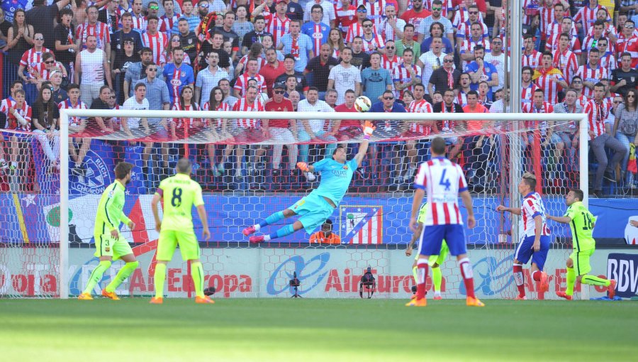 Atlético Madrid sigue a la caza del Barcelona de Claudio Bravo