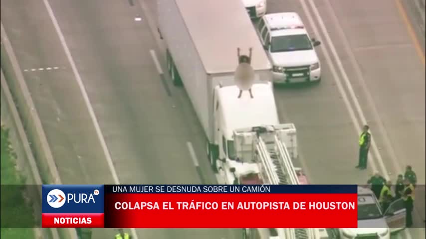 Una mujer se desnuda sobre un camión y colapsa el tráfico en autopista de Houston