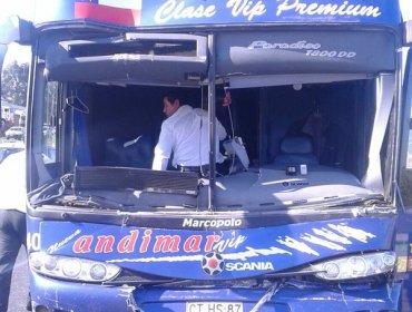 Accidente en Ruta 5 Sur: Bus colisionó con camión dejando a conductor atrapado