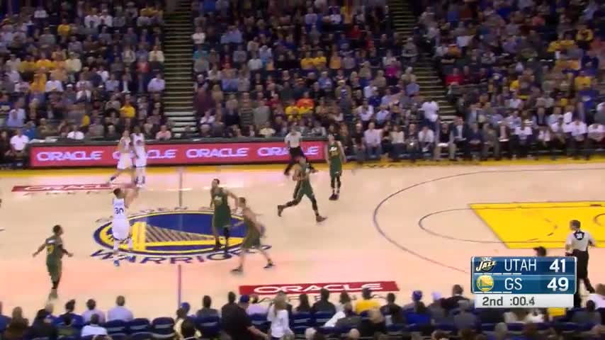 Stephen Curry anotó desde antes de la mitad de la cancha en la NBA