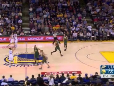 Stephen Curry anotó desde antes de la mitad de la cancha en la NBA