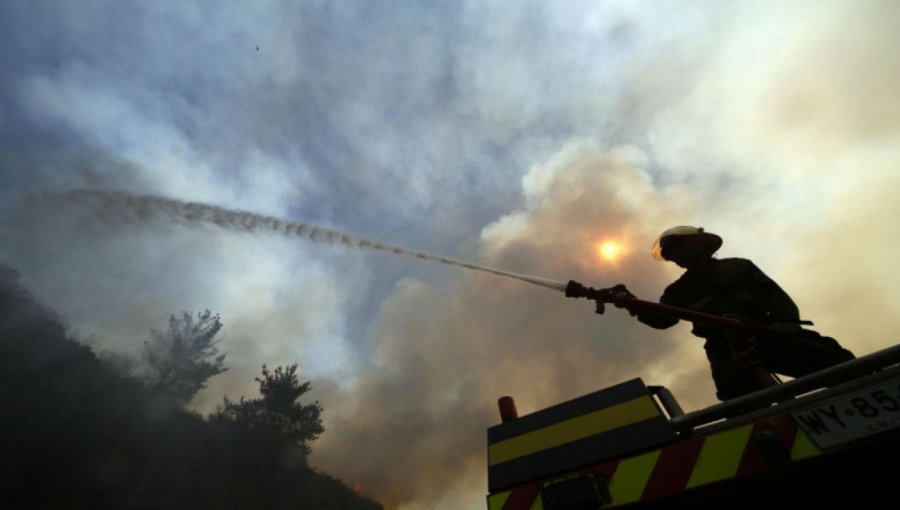 Levantan alerta roja por incendio forestal en Lago Peñuelas