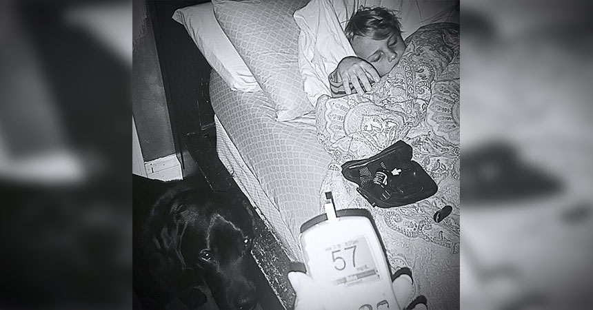 Parece la foto de un perro durmiendo con un niño, pero esconde algo mucho más grande