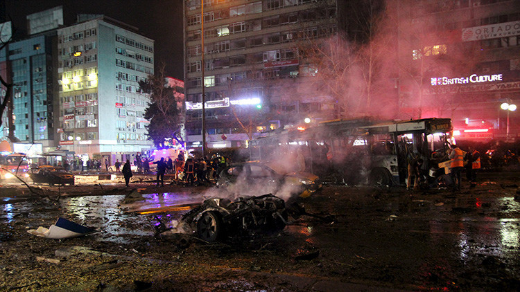 Fotos, Videos: Al menos 27 muertos y 75 heridos por un coche-bomba en el centro de la capital turca