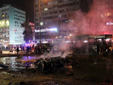 Fotos, Videos: Al menos 27 muertos y 75 heridos por un coche-bomba en el centro de la capital turca