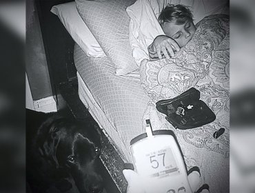 Parece la foto de un perro durmiendo con un niño, pero esconde algo mucho más grande