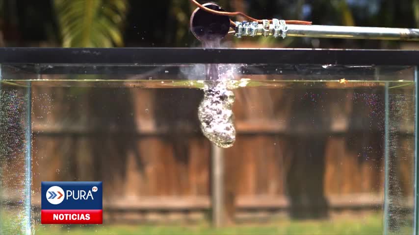 Increíble reacción química tras verter sal fundida en un estanque con agua