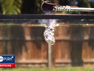 Increíble reacción química tras verter sal fundida en un estanque con agua