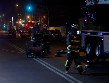 Bomberos logra rescatar a dos niños en voraz incendio en Independencia