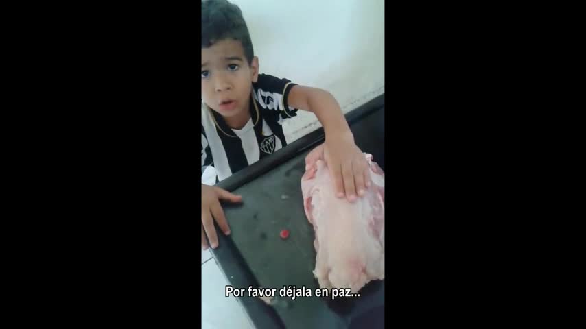 “Mamá, déjalo en paz”: El ruego de un niño para evitar que cocinen un pollo