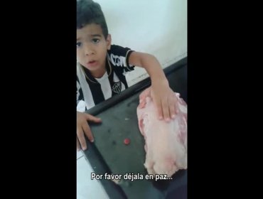 “Mamá, déjalo en paz”: El ruego de un niño para evitar que cocinen un pollo