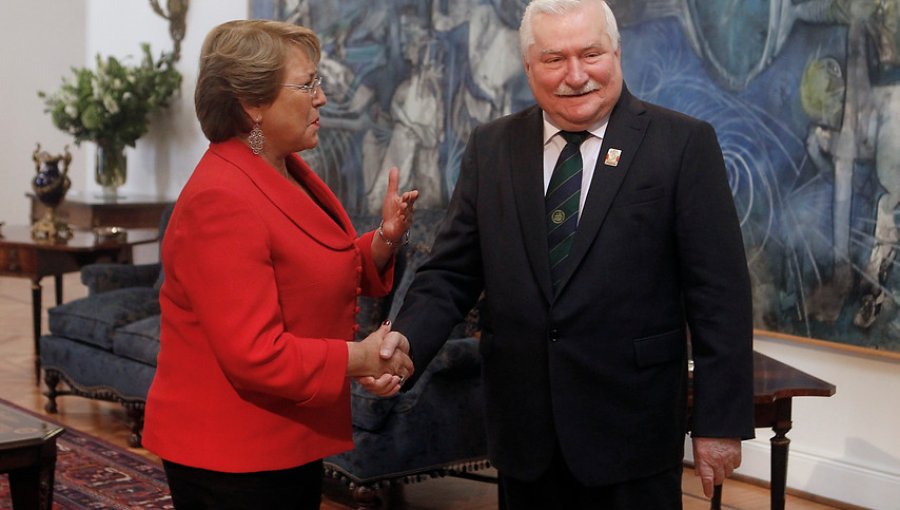 Lech Walesa visita a Bachelet y niega haber sido agente de los servicios de seguridad polacos