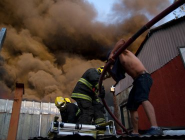 Las perturbadoras imágenes que dejó el dantesco incendio de dos fábricas en Quinta Normal