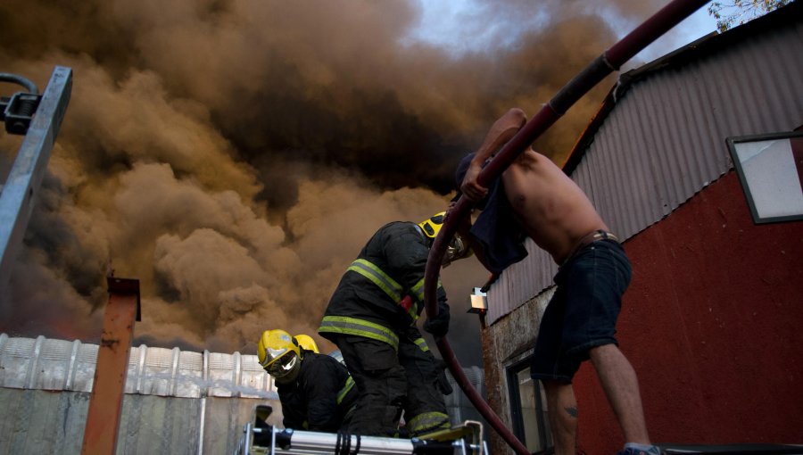 Las perturbadoras imágenes que dejó el dantesco incendio de dos fábricas en Quinta Normal