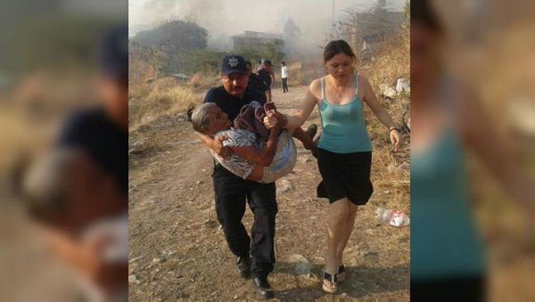 Foto viral: un policía mexicano salva a una anciana de 90 años en un incendio