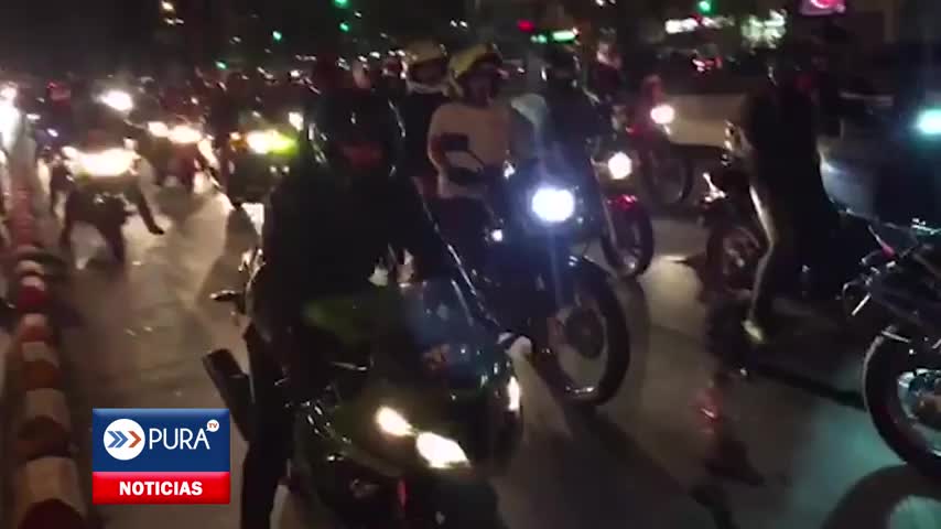 Motociclistas realizan protesta por calles de Santiago