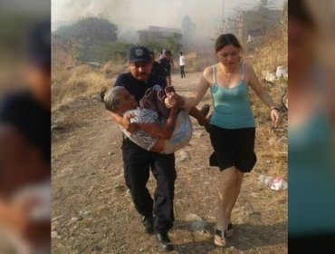 Foto viral: un policía mexicano salva a una anciana de 90 años en un incendio