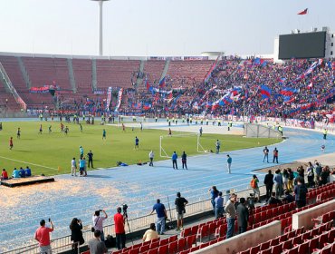 Plantel de Universidad de Chile recibió el apoyo de su hinchada en el banderazo