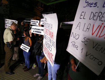 La particular protesta de las juventudes UDI frente a la sede de la DC