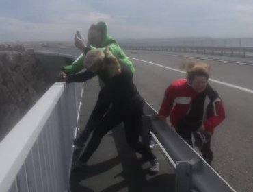 ¡Insólito! Familia arriesga su vida sobre un puente en plena tormenta por tomarse una selfie