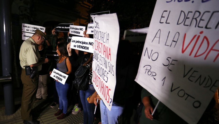 La particular protesta de las juventudes UDI frente a la sede de la DC