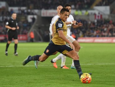 Arsenal sigue a la caza del Leicester en la Premier League