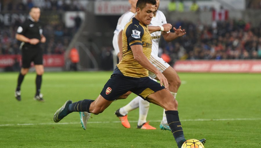 Arsenal sigue a la caza del Leicester en la Premier League