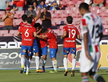 Universidad Católica venció a Palestino y alcanzó la cima del Clausura