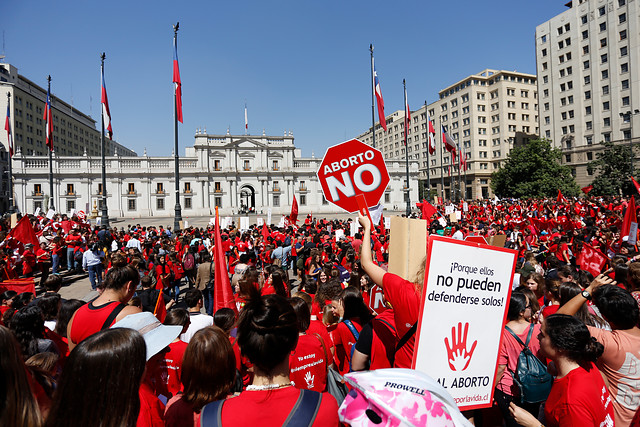 Protesta contra ley de aborto frente a la Moneda