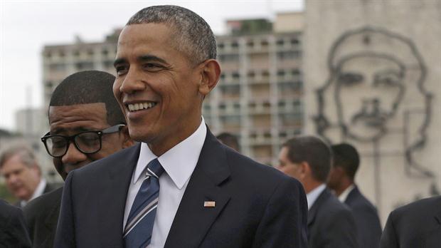 Obama se salta el protocolo y se hace una foto frente a la efigie del 'Che' Guevara