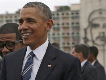 Obama se salta el protocolo y se hace una foto frente a la efigie del 'Che' Guevara