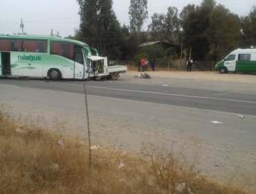 Un muerto y 20 heridos deja violenta colisión entre bus de pasajeros y camioneta en Melipilla