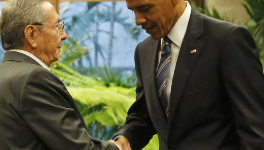 Raúl Castro recibe a Barack Obama en el Palacio de la Revolución