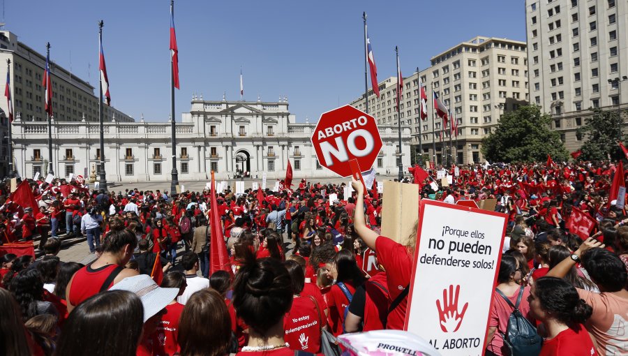 Masiva manifestación contra el aborto frente a La Moneda